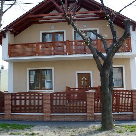 Rozsakert Apartmanhaz Хайдусобосло Экстерьер фото
