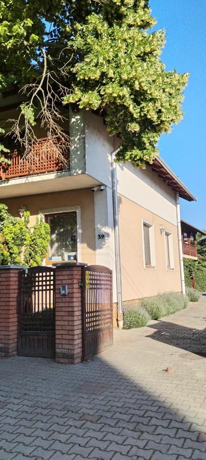 Rozsakert Apartmanhaz Хайдусобосло Экстерьер фото