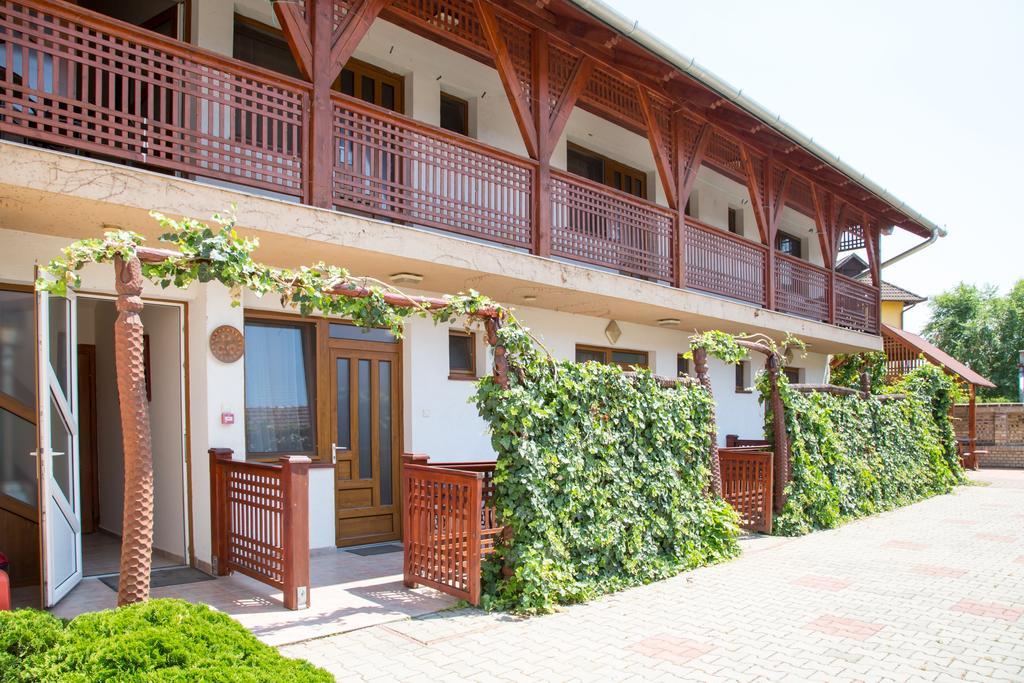 Rozsakert Apartmanhaz Хайдусобосло Экстерьер фото