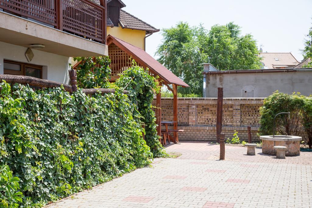Rozsakert Apartmanhaz Хайдусобосло Экстерьер фото